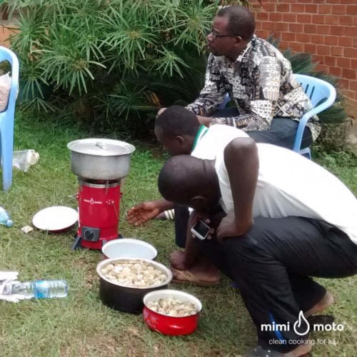 3_-_Mimi_Moto_as_an_example_at_the_cookstove_workshop_Uganda